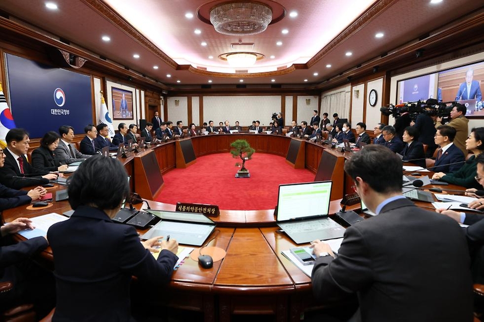 한덕수 대통령 권한대행 국무총리가 24일 세종대로 정부서울청사에서 임시 국무회의를 주재, 모두발언을 하고 있다.