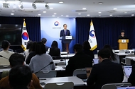 한덕수 대통령 권한대행 국무총리가 26일 세종대로 정부서울청사에서 대국민담화를 발표하고 있다.