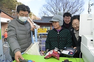 오유경 처장이 26일 평촌마을회관(전북특별자치도 진안읍 소재)에서 열린 ‘내집앞 이동장터’ 시범사업 현장을 방문해 운영 상황을 점검하고 있다.