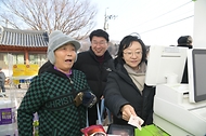 오유경 처장이 26일 평촌마을회관(전북특별자치도 진안읍 소재)에서 열린 ‘내집앞 이동장터’ 시범사업 현장을 방문해 운영 상황을 점검하고 있다.