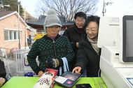 오유경 처장이 26일 평촌마을회관(전북특별자치도 진안읍 소재)에서 열린 ‘내집앞 이동장터’ 시범사업 현장을 방문해 운영 상황을 점검하고 있다.