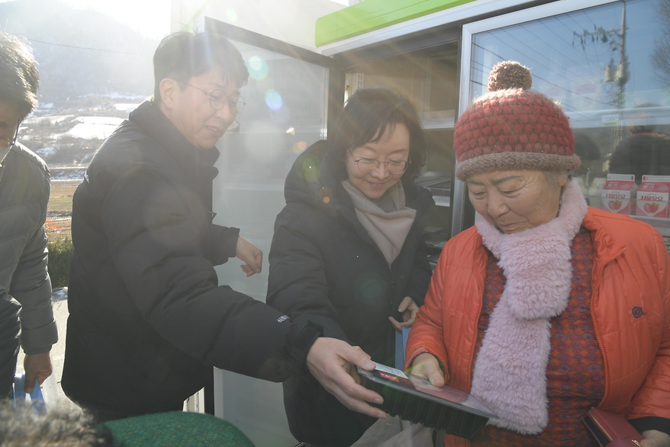 오유경 처장이 26일 평촌마을회관(전북특별자치도 진안읍 소재)에서 열린 ‘내집앞 이동장터’ 시범사업 현장을 방문해 운영 상황을 점검하고 있다.