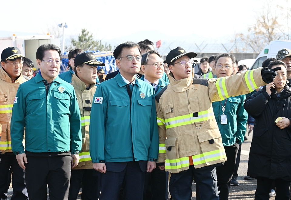 최상목 대통령 권한대행 부총리 겸 기획재정부 장관이 12월 29일 전남 무안공항 항공기 사고 현장을 방문, 관계자의 상황설명을 듣고 “가용한 모든 인력, 장비를 총 동원해 인력구조에 총력을 다해달라” 당부했다.