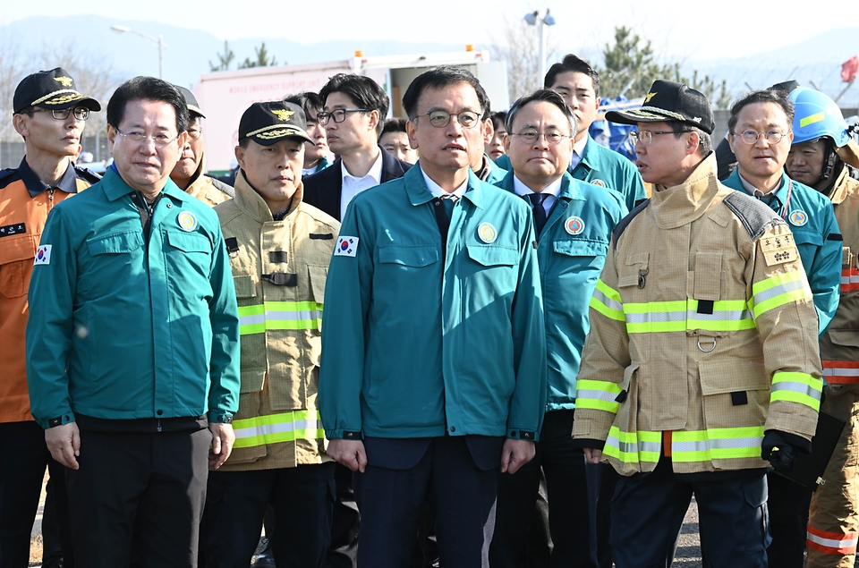 최상목 대통령 권한대행 부총리 겸 기획재정부 장관이 12월 29일 전남 무안공항 항공기 사고 현장을 방문, 관계자의 상황설명을 듣고 “가용한 모든 인력, 장비를 총 동원해 인력구조에 총력을 다해달라” 당부했다.