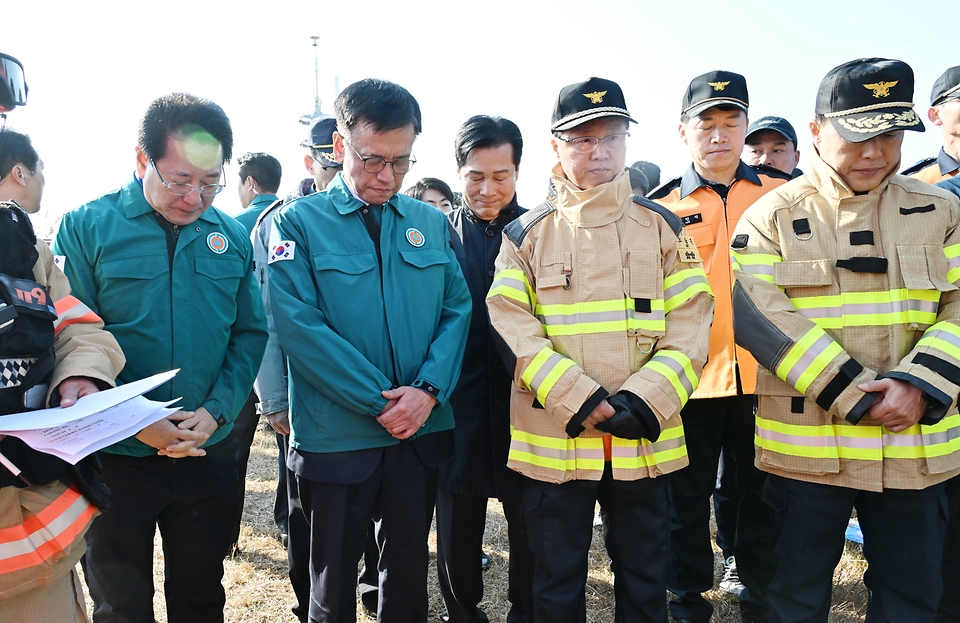 최상목 대통령 권한대행 부총리 겸 기획재정부 장관이 12월 29일 전남 무안공항 항공기 사고 현장을 방문, 관계자의 상황설명을 듣고 “가용한 모든 인력, 장비를 총 동원해 인력구조에 총력을 다해달라” 당부했다.