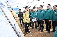 최상목 대통령 권한대행 부총리 겸 기획재정부 장관이 12월 29일 전남 무안공항 항공기 사고 현장을 방문, 관계자의 상황설명을 듣고 “가용한 모든 인력, 장비를 총 동원해 인력구조에 총력을 다해달라” 당부했다.