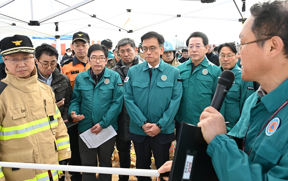 최상목 대통령 권한대행 부총리 겸 기획재정부 장관이 12월 29일 전남 무안공항 항공기 사고 현장을 방문, 관계자의 상황설명을 듣고 “가용한 모든 인력, 장비를 총 동원해 인력구조에 총력을 다해달라” 당부했다.