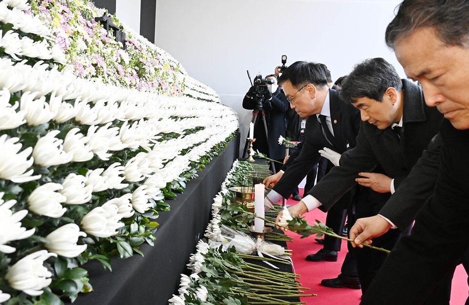 최상목 대통령 권한대행 부총리 겸 기획재정부 장관이 12월 31일 국무위원들과 함께 서울시청에 마련된 제주항공 여객기 사고 희생자 합동분향소를 방문해 조문을 하고 있다.