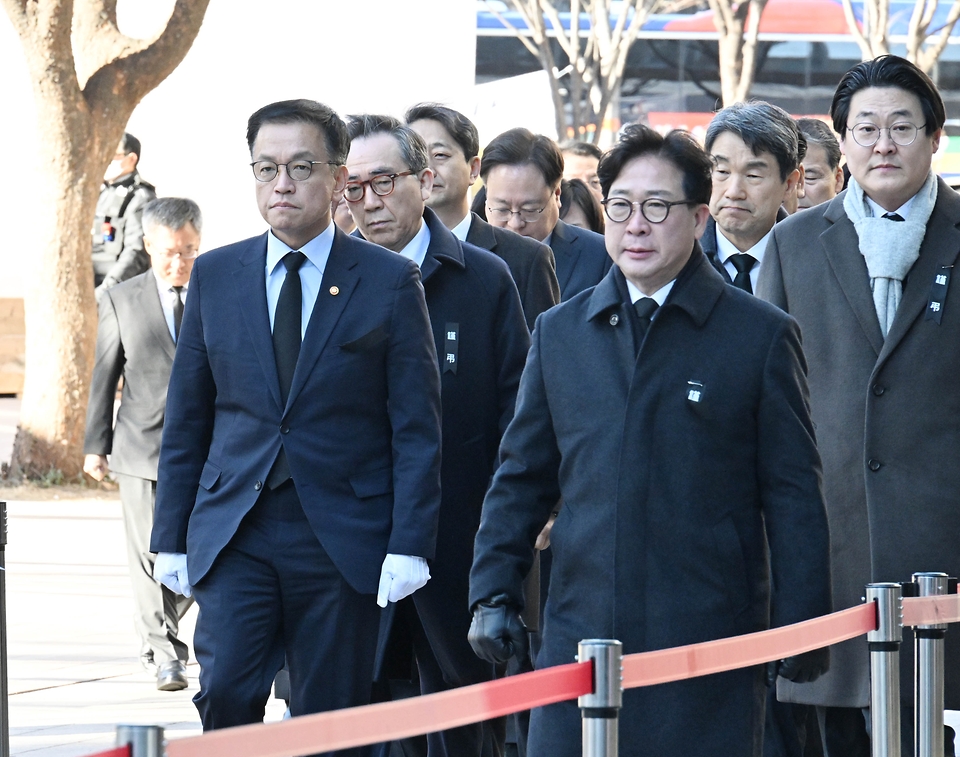 최상목 대통령 권한대행 부총리 겸 기획재정부 장관이 12월 31일 국무위원들과 함께 서울시청에 마련된 제주항공 여객기 사고 희생자 합동분향소를 방문해 조문을 하고 있다.