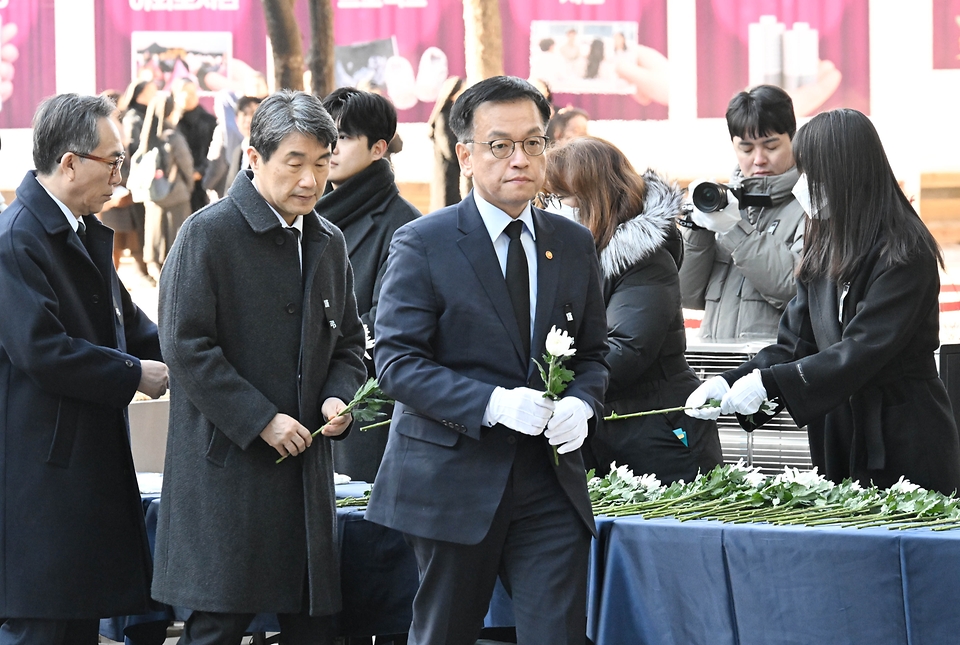 최상목 대통령 권한대행 부총리 겸 기획재정부 장관이 12월 31일 국무위원들과 함께 서울시청에 마련된 제주항공 여객기 사고 희생자 합동분향소를 방문해 조문을 하고 있다.