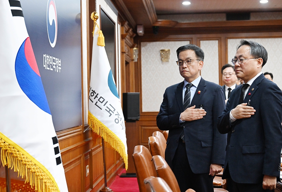 최상목 대통령 권한대행 부총리 겸 기획재정부 장관이 12월 31일 서울 종로구 정부서울청사에서 열린 ‘국무회의’에서 참석자들과 국민의례를 하고 있다.