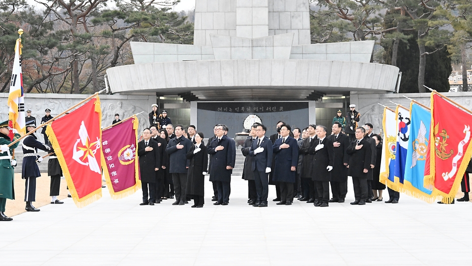 최상목 대통령 권한대행 부총리 겸 기획재정부 장관이 2025년 1월 1일 서울 동작구 국립서울현중원 현충탑에서 국무위원들과 함께 국립묘지 참배를 하고 있다.