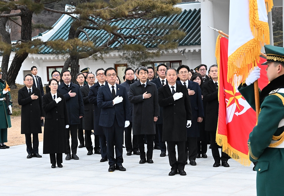 최상목 대통령 권한대행 부총리 겸 기획재정부 장관이 2025년 1월 1일 서울 동작구 국립서울현중원 현충탑에서 국무위원들과 함께 국립묘지 참배를 하고 있다.