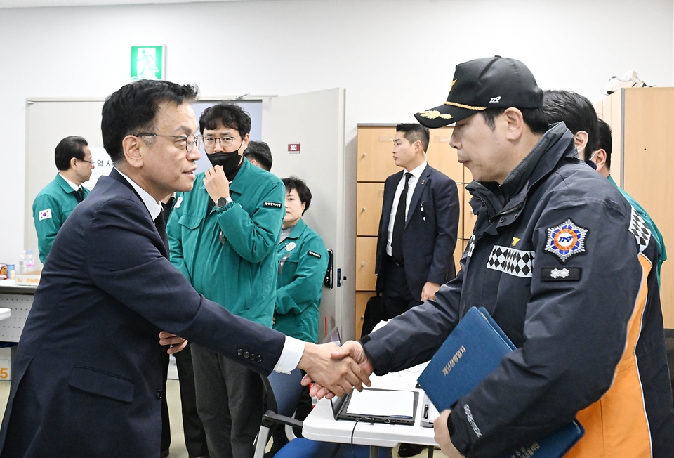 최상목 대통령 권한대행 부총리 겸 기획재정부 장관이 1월 2일 오후 전남 무안공항에 설치된 제주항공 여객기 사고 통합지원센터를 방문해 근무자들에게 격려와 함께 적극적 지원을 당부하고 있다.