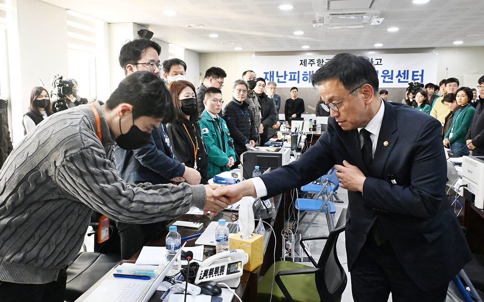 최상목 대통령 권한대행 부총리 겸 기획재정부 장관이 1월 2일 오후 전남 무안공항에 설치된 제주항공 여객기 사고 통합지원센터를 방문해 근무자들에게 격려와 함께 적극적 지원을 당부하고 있다.