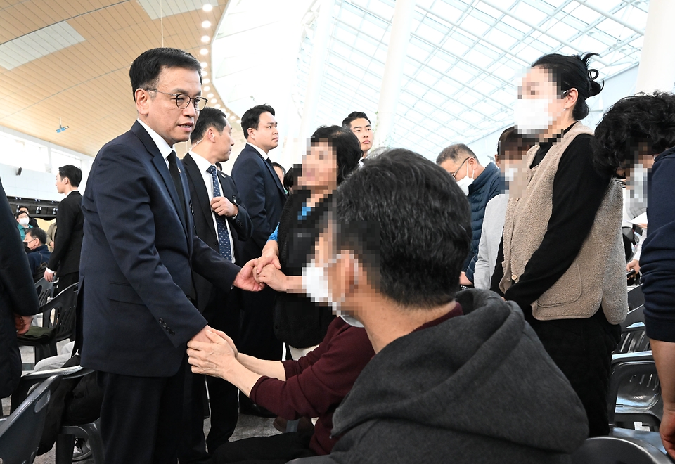 최상목 대통령 권한대행 부총리 겸 기획재정부 장관이 1월 2일 오후 전남 무안공항에서 제주항공 여객기 사고 희생자 유가족을 찾아 위로의 말을 전하고 있다.