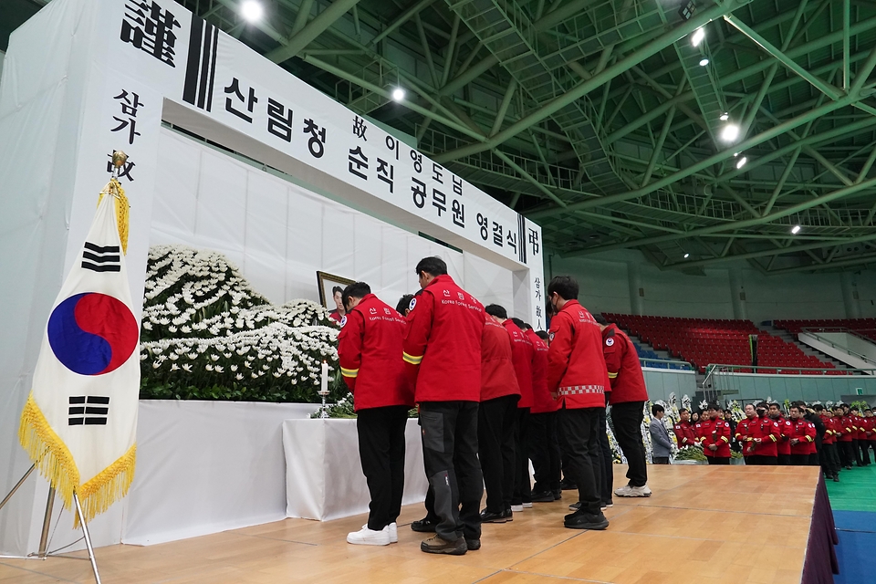 산악인명 구조과정에서 순직한 고 이영도 공중진화대원의 영결식이 2025년 1월 6일 태백시 태백로 태백고원체육관에서 거행됐다.