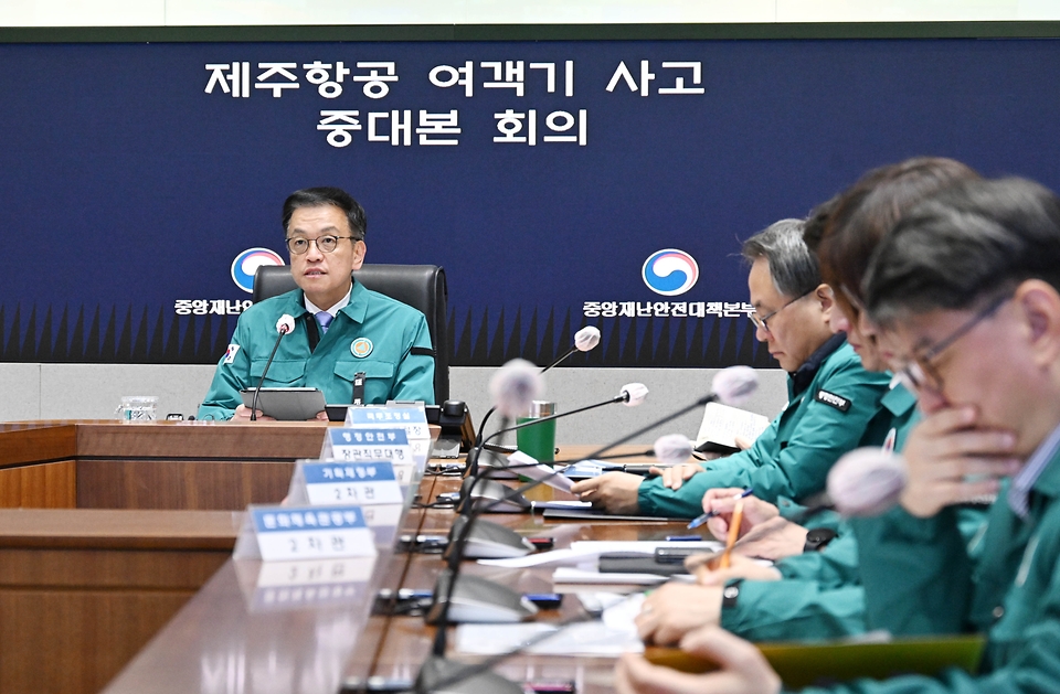 최상목 대통령 권한대행 부총리 겸 기획재정부 장관이 1월 7일 오전 서울 종로구 정부서울청사에서 열린 ‘제주항공 여객기 사고 제12차 중앙안전재난대책본부 회의’를 주재, 모두발언을 하고 있다.