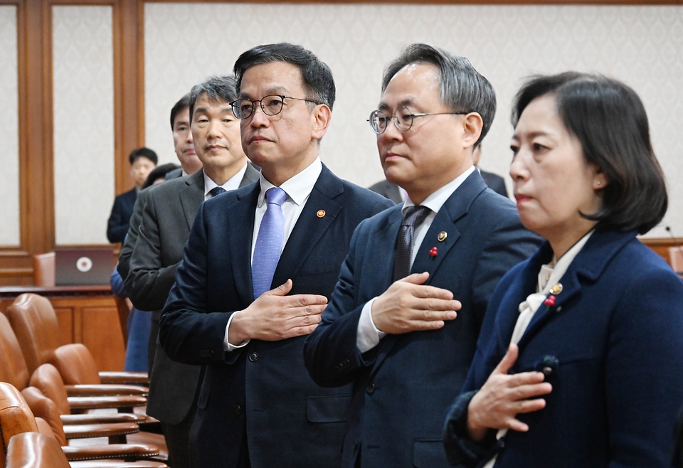 최상목 대통령 권한대행 부총리 겸 기획재정부 장관이 1월 7일 오전 서울 종로구 정부서울청사에서 열린 ‘제1회 국무회의’를 주재, 참석자들과 국민의례를 하고 있다.