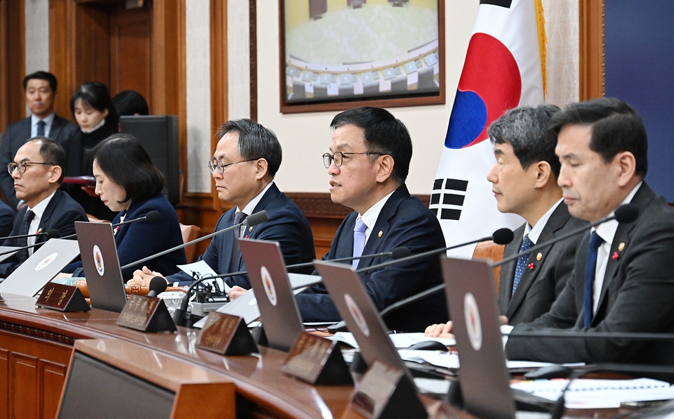 최상목 대통령 권한대행 부총리 겸 기획재정부 장관이 1월 7일 오전 서울 종로구 정부서울청사에서 열린 ‘제1회 국무회의’를 주재, 모두발언을 하고 있다.