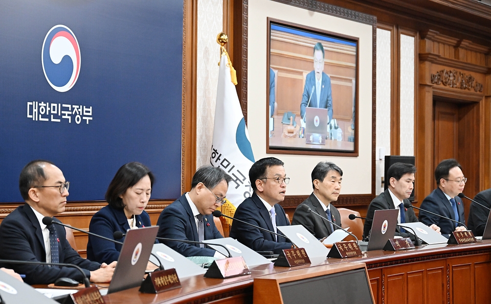 최상목 대통령 권한대행 부총리 겸 기획재정부 장관이 1월 7일 오전 서울 종로구 정부서울청사에서 열린 ‘제1회 국무회의’를 주재, 모두발언을 하고 있다.