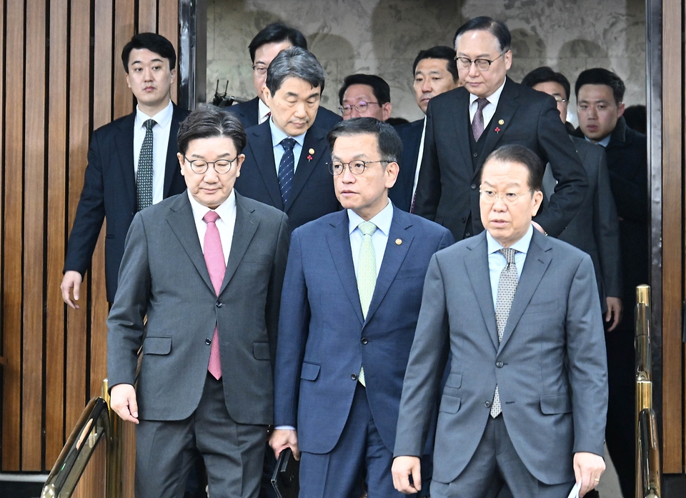 최상목 대통령 권한대행 부총리 겸 기획재정부 장관이 1월 8일 오전 서울 영등포구 국회에서 열린 ‘비상 경제 안정을 위한 고위당정협의회’에 참석하고 있다.