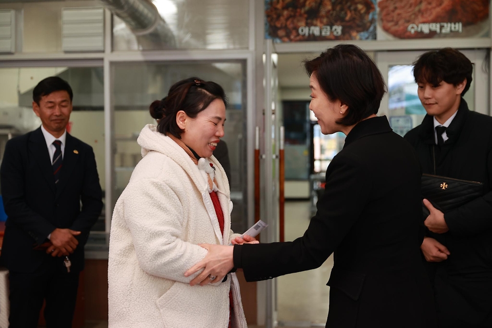 오영주 중소벤처기업부 장관은 7일(화) 제주항공 여객기 참사로 특별재난지역으로 선포된 무안군의 무안전통시장을 방문해 상인 애로사항을 청취하고 격려했습니다.