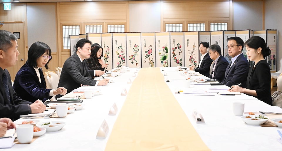 최상목 대통령 권한대행 부총리 겸 기획재정부 장관이 1월 8일 오후 서울 종로구 정부서울청사에서 열린 ‘주한 중국 상의 오찬 간담회’에서 인사말을 하고 있다.