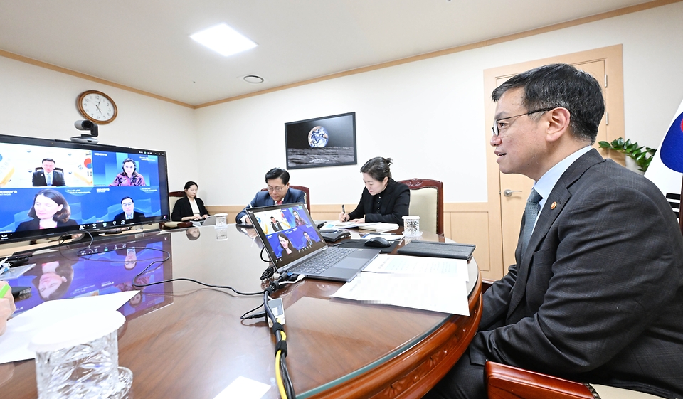 최상목 대통령 권한대행 부총리 겸 기획재정부 장관이 1월 9일 오후 서울 종로구 정부서울청사에서 마리 디론 국제신용평가사 Moody's 국가신용등급 글로벌 총괄과 화상 면담을 하고 있다.