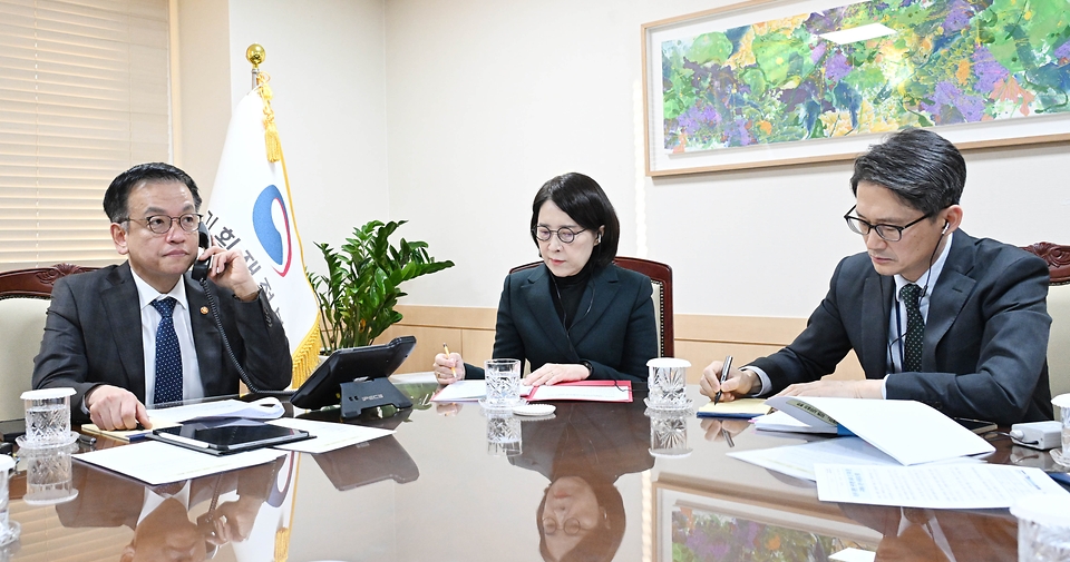 최상목 대통령 권한대행 부총리 겸 기획재정부 장관이 1월 10일 오전 서울 종로구 정부서울청사에서 안토니우 구테레쉬 유엔 사무총장과 통화를 갖고, 한-유엔 협력 등에 대해 협의했다.