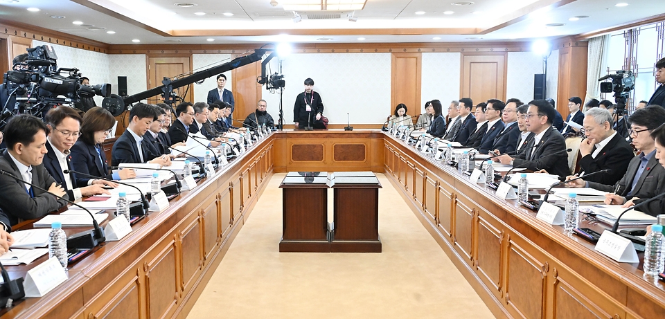 최상목 대통령 권한대행 부총리 겸 기획재정부 장관이 1월 10일 오후 서울 종로구 정부서울청사에서 열린 '2025년 사회1 분야 주요 현안 해법 회의'에서 모두발언을 하고 있다.