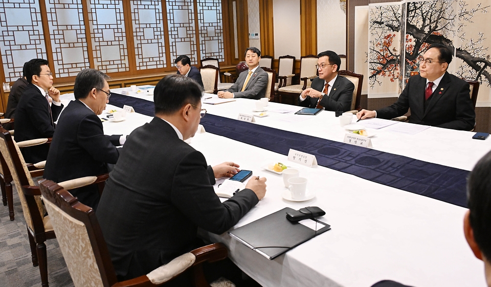 최상목 대통령 권한대행 부총리 겸 기획재정부 장관이 1월 13일 오전 서울 종로구 정부서울청사에서 '대외경제현안간담회'를 주재하고 있다.