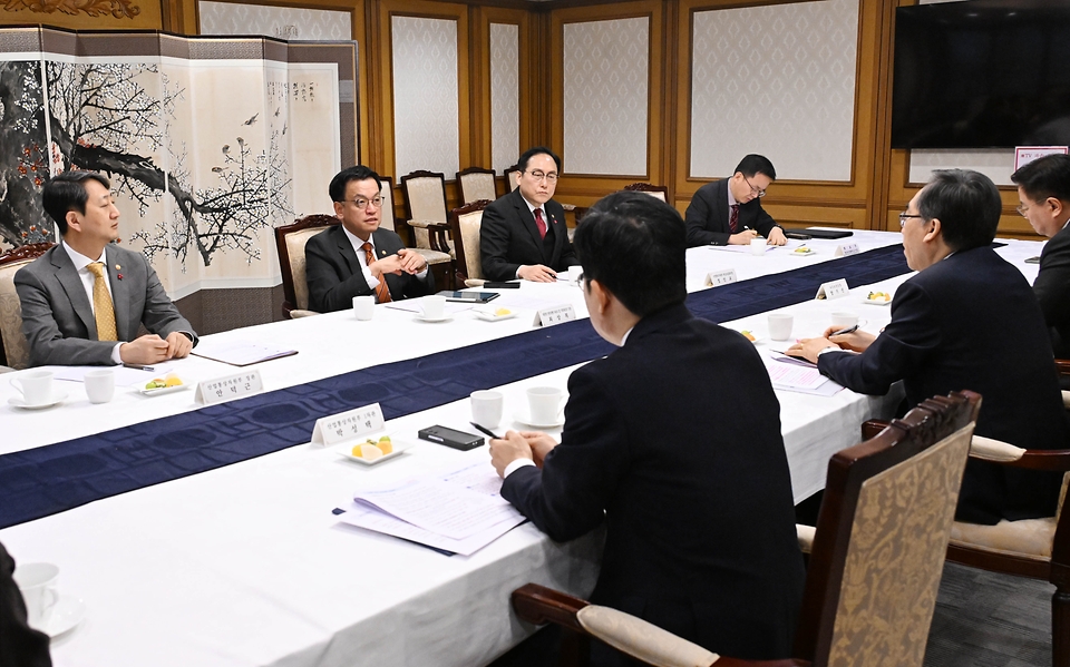 최상목 대통령 권한대행 부총리 겸 기획재정부 장관이 1월 13일 오전 서울 종로구 정부서울청사에서 '대외경제현안간담회'를 주재하고 있다.