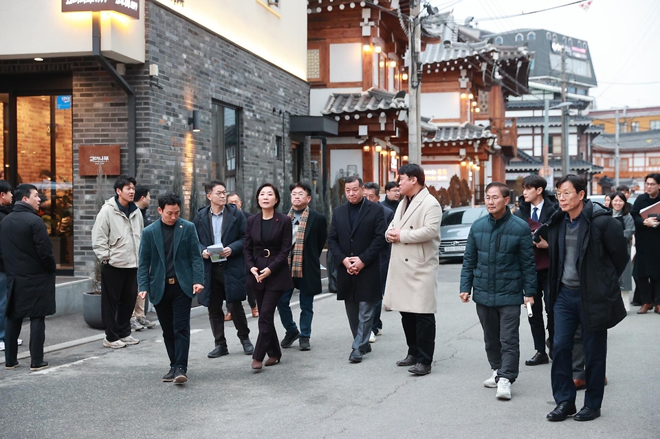 오영주 중소벤처기업부 장관은 13일(월) 충남 공주시의 공산성 골목형상점가를 방문해 운영 현황을 점검하고 상인 애로를 청취했습니다.