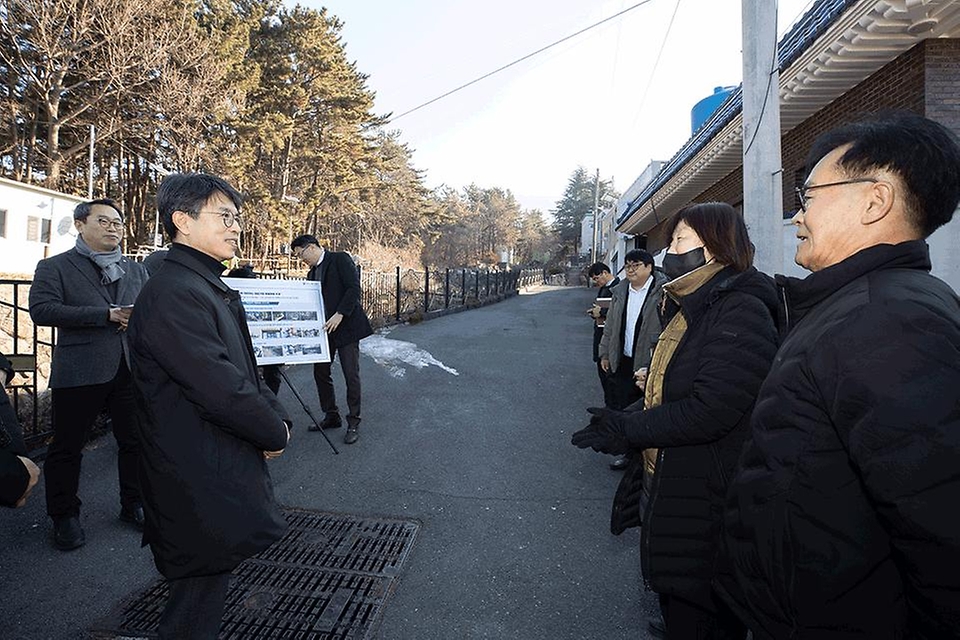 김완섭 환경부 장관이 13일 경남 양산시 소재 금정산국립공원 예정지인 호포마을을 방문하여 추진현황을 점검하고 "국립공원 지정 과정에서 주민들의 목소리가 최대한 반영될 수 있도록 노력해 줄 것"을 당부하고 있다.