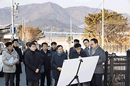 김완섭 환경부 장관이 13일 경남 양산시 소재 금정산국립공원 예정지인 호포마을을 방문하여 추진현황을 점검하고 "국립공원 지정 과정에서 주민들의 목소리가 최대한 반영될 수 있도록 노력해 줄 것"을 당부하고 있다.