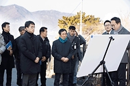 김완섭 환경부 장관이 13일 경남 양산시 소재 금정산국립공원 예정지인 호포마을을 방문하여 추진현황을 점검하고 "국립공원 지정 과정에서 주민들의 목소리가 최대한 반영될 수 있도록 노력해 줄 것"을 당부하고 있다.