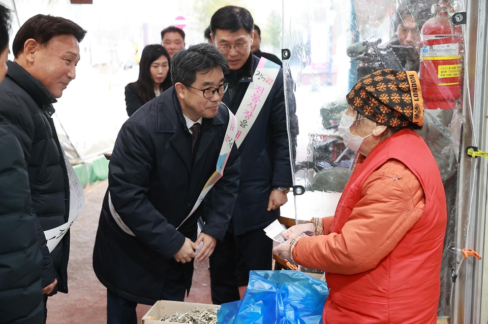 김성섭 중소벤처기업부 차관은 15일(수) 전북 군산시 신영동에 위치한 군산신영시장을 방문해 설 대비 물가동향을 살피고, 상인들의 애로사항을 청취하며 격려하는 시간을 가졌습니다.