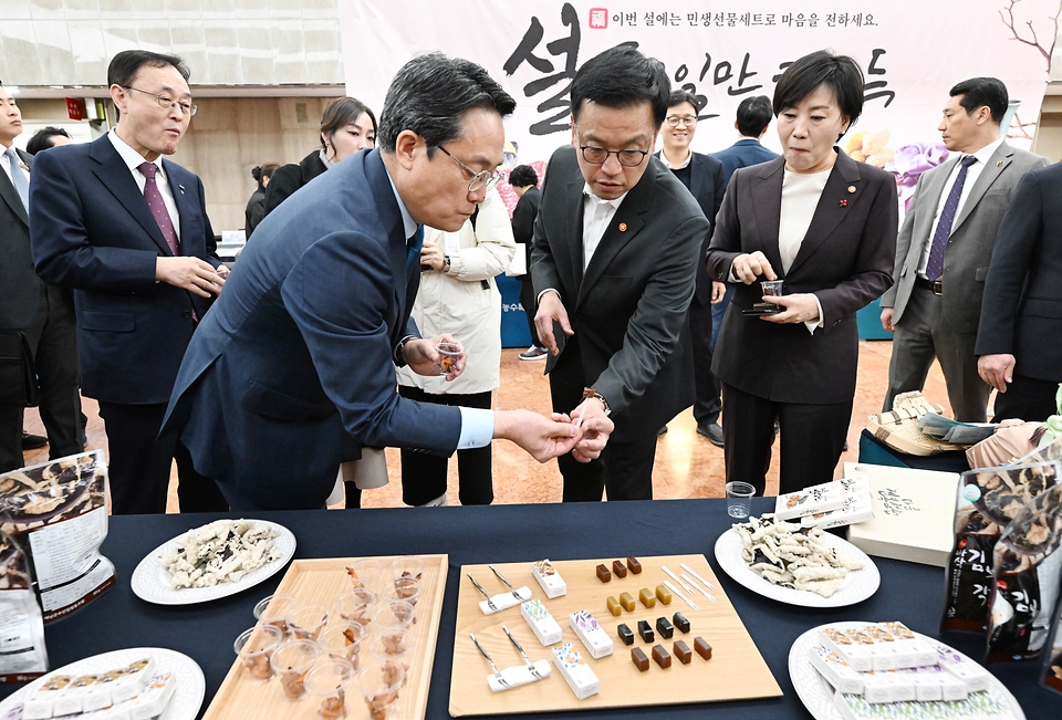 최상목 대통령 권한대행 부총리 겸 기획재정부 장관이 1월 16일 오전 서울 종로구 정부서울청사에 마련된 농수산물 설맞이 장터를 참관, 시식을 하며 참석자들과 대화를 나누고 있다.