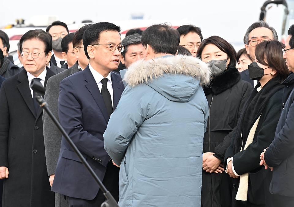 최상목 대통령 권한대행 부총리 겸 기획재정부 장관이 1월 18일 전남 무안국제공항에서 열린 '제주항공 여객기 사고 합동추모식'에서 유가족 대표에게 위로의 말을 전하고 있다.