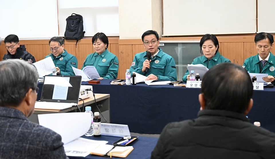 최상목 대통령 권한대행 부총리 겸 기획재정부 장관이 1월 17일 오후 설 명절 대비 서울 동작구 남성사계전통시장을 방문, 시장 현황을 청취하고 관계자와 간담회를 하고 있다.