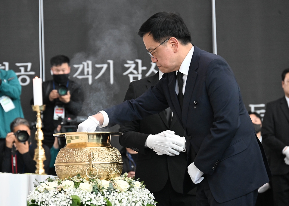 최상목 대통령 권한대행 부총리 겸 기획재정부 장관이 1월 18일 전남 무안국제공항에서 열린 '제주항공 여객기 사고 합동추모식'에서 국무위원들과 함께 조문을 하고 있다.