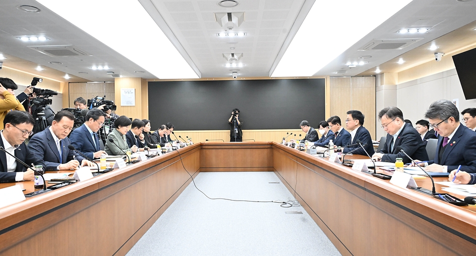 최상목 대통령 권한대행 부총리 겸 기획재정부 장관이 1월 20일 오후 세종특별자치시 정부세종청사 중앙동에서 열린 '민생정책 신속집행 점검회의'를 주재, 모두발언을 하고 있다.