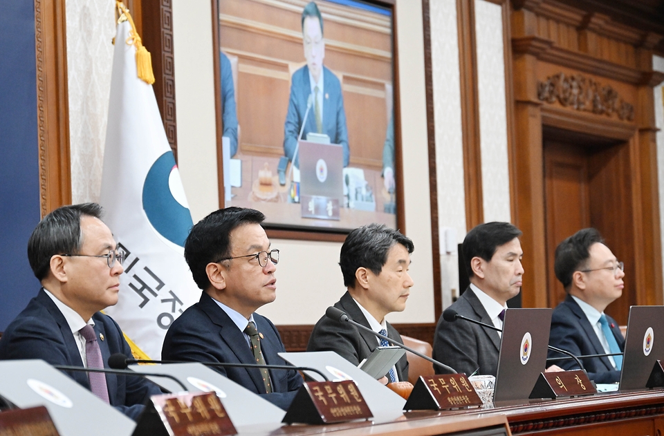 최상목 대통령 권한대행 부총리 겸 기획재정부 장관이 1월 21일 오전 서울 종로구 정부서울청사에서 열린 '제3회 국무회의'를 주재, 모두발언을 하고 있다.