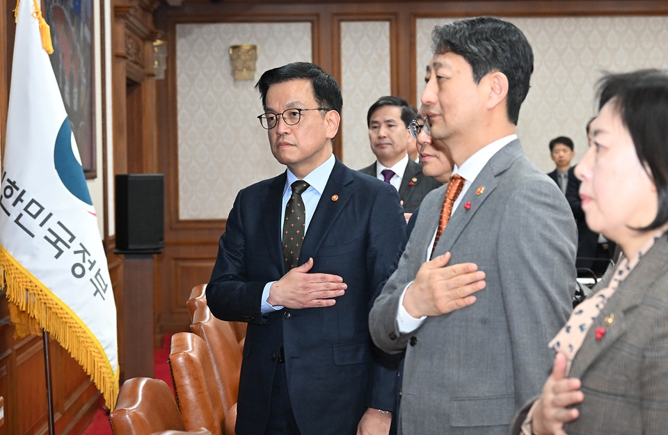 최상목 대통령 권한대행 부총리 겸 기획재정부 장관이 1월 21일 오전 서울 종로구 정부서울청사에서 열린 '제3회 국무회의'를 주재, 참석자들과 국민의례를 하고 있다.