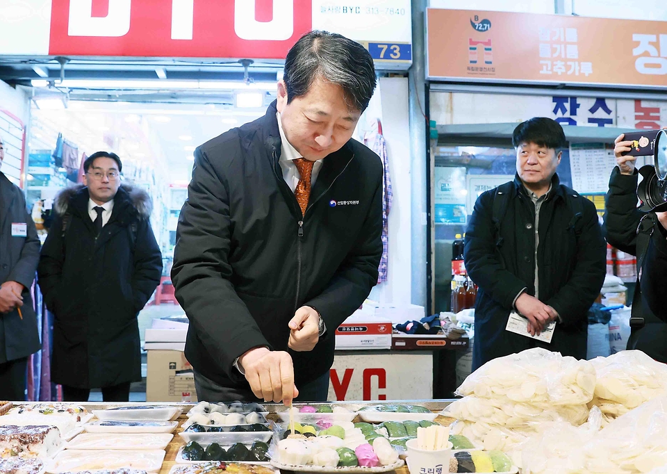 안덕근 산업통상자원부 장관은 21일(화) '설 명절을 앞두고 서민물가를 점검'하기 위해 서울 서대문구에 위치한 전통시장인 영천시장을 방문했다.