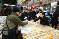 오영주 중소벤처기업부 장관은 20일(월) 설 연휴를 앞두고 대전 중구에 소재한 태평전통시장을 방문하여 겨울철 화재안전 대응상황을 점검하고, 시장 상인들과의 간담회를 통해 상인들의 민생현안을 꼼꼼히 챙겼습니다.