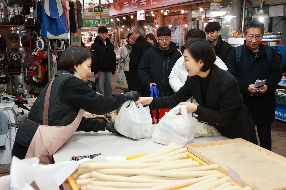 오영주 중소벤처기업부 장관은 20일(월) 설 연휴를 앞두고 대전 중구에 소재한 태평전통시장을 방문하여 겨울철 화재안전 대응상황을 점검하고, 시장 상인들과의 간담회를 통해 상인들의 민생현안을 꼼꼼히 챙겼습니다.