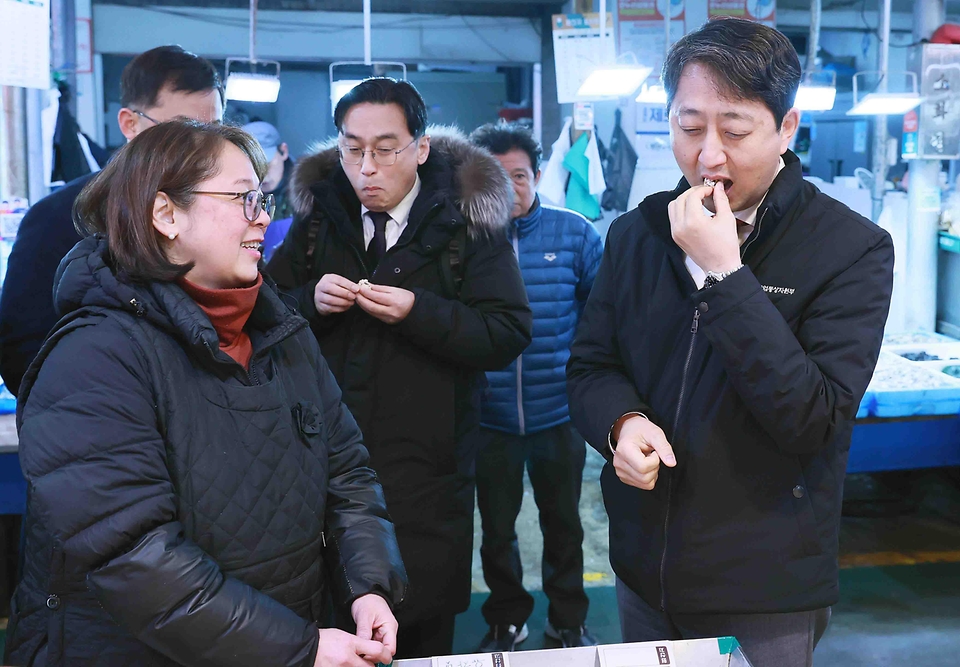 안덕근 산업통상자원부 장관은 21일(화) '설 명절을 앞두고 서민물가를 점검'하기 위해 서울 서대문구에 위치한 전통시장인 영천시장을 방문했다.