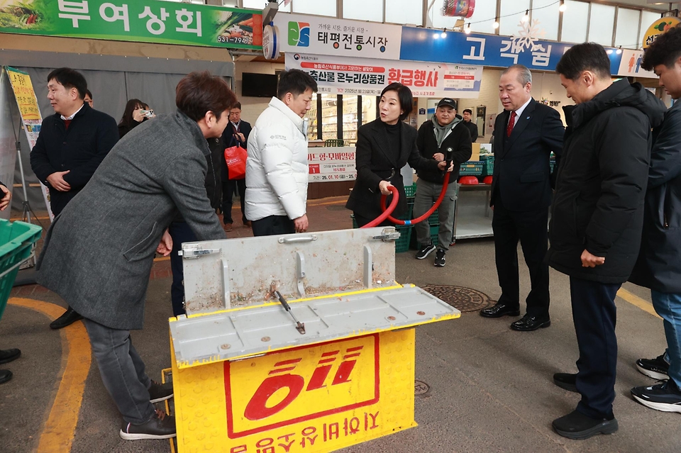 오영주 중소벤처기업부 장관은 20일(월) 설 연휴를 앞두고 대전 중구에 소재한 태평전통시장을 방문하여 겨울철 화재안전 대응상황을 점검하고, 시장 상인들과의 간담회를 통해 상인들의 민생현안을 꼼꼼히 챙겼습니다.